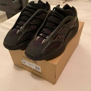 Yeezys 700 V3 Alvah